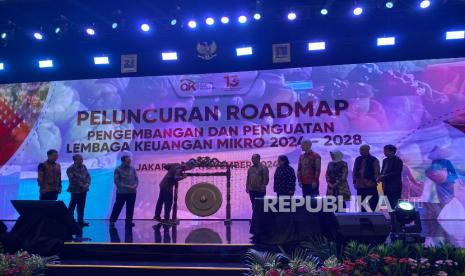 Peluncuran Roadmap Pengembangan dan Penguatan Lembaga Keuangan Mikro 2024-2028 oleh OJK di kawasan Jakarta Selatan, Senin (25/11/2024). 