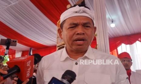 Calon Gubernur Jawa Barat nomor urut 4 Dedi Mulyadi usai mencoblos di dekat kediamannya Pasawahan, Purwakarta,   Rabu (27/11/2024).