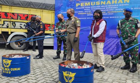 Bersinergi, Kantor Wilayah (Kanwil) Bea Cukai Riau, Bea Cukai Pekanbaru, dan Bea Cukai Teluk Bayur gelar pemusnahan barang hasil operasi penindakan bersama selama periode tahun 2022 sampai dengan 2024, yang telah berstatus sebagai barang yang menjadi milik negara (BMMN), di halaman Kanwil Bea Cukai Riau, Senin (25/11/2024).