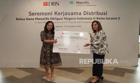 CEO & President Director PT Manulife Aset Manajemen Indonesia (MAMI) Afifa bersama Consumer Banking Director PT Bank DBS Indonesia Melfrida Gultom menandatangani kerja sama distribusi reksa dana Manulife Obligasi Negara Indonesia II Kelas Income 2 (MONI II Kelas Income 2), di Jakarta, Kamis (21/11). Nasabah Bank DBS Indonesia kini dapat melakukan transaksi pembelian reksa dana MONI II Kelas Income 2 yang memiliki fitur dividen yang relatif stabil dan dapat diprediksi melalui digibank by DBS.