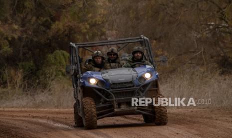 Tentara Israel melewati daerah dekat perbatasan Israel-Lebanon Rabu, 27 November 2024. 