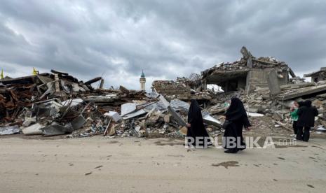 Warga berjalan melewati bangunan yang hancur saat mereka kembali ke Nabatiyeh, Lebanon selatan, Kamis, 28 November 2024 setelah gencatan senjata antara Israel dan Hizbullah.