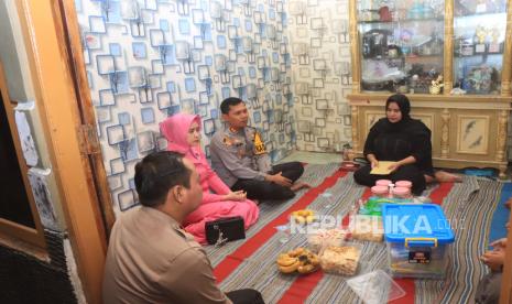 Kapolres Indramayu, AKBP Ari Setyawan Wibowo melakukan takziyah ke rumah petugas pilkada serentak yang meninggal dunia pada hari pencobloosan, Jumat (29/11/2024) malam.