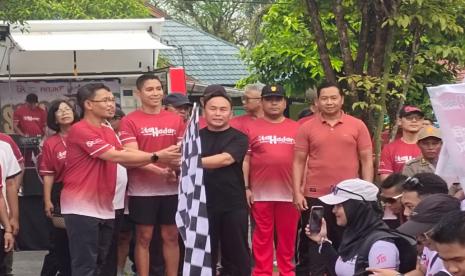 Gubernur Kalimantan Tengah (Kalteng) H. Sugianto Sabran membuka lomba lari Fun Run Itah Hadari yang digelar oleh Otoritas Jasa Keuangan (OJK) berkolaborasi bersama Badan Narkotika Nasional (BNN) dengan tema Stop Narkoba dan Judi Online, yang dipusatkan di Jalan Katamso Palangka Raya, Ahad (1/12/2024) pagi.