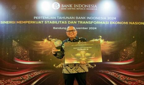 bank bjb berhasil meraih penghargaan sebagai Bank dengan Layanan Kas Terbaik 2024 pada acara Pertemuan Tahunan Bank Indonesia (PTBI) Provinsi Jawa Barat.