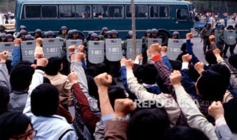 Demonstrasi massal mahasiswa menuntut pencabutan darurat militer dan pengunduran diri Perdana Menteri Shin Hyon-Hwack pada Mei 1980. Eks Menhan coba bunuh diri. 