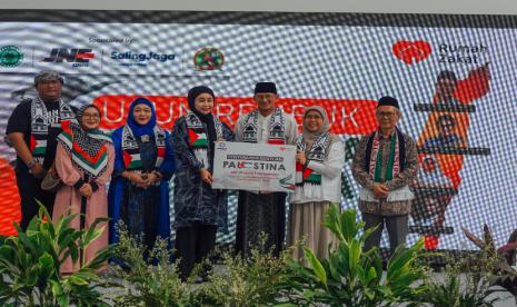 Lembaga Swadaya Masyarakat (LSM) Amgala Foundation secara simbolis menyerahkan bantuan untuk Palestina berupa sumur bor dan fasilitas penyediaan air bersih di Gaza, Palestina.