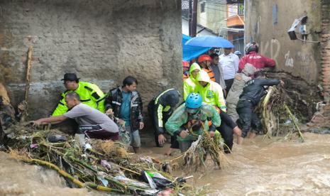 Banjir bandang melanda Kabupaten Sukabumi, Jawa Barat, pada Rabu (4/12/2024), akibat hujan deras yang mengguyur selama dua hari terakhir.