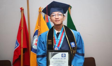 Dalam gelaran Wisuda ke-60 Universitas BSI (Bina Sarana Informatika) yang digelar di BSI Convex, Jakarta, pada Senin (2/12/2024), Rozan Sanura Albary berhasil meraih penghargaan sebagai Wisudawan Terbaik Program Studi (prodi) Informatika (S1).