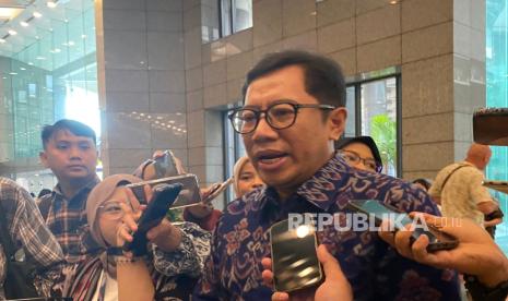 Direktur Penilaian Perusahaan BEI I Gede Nyoman Yetna usai menghadiri acara Seremoni Pencatatan Perdana Saham PT Adaro Andalan Indonesia Tbk di Gedung BEI, Jakarta, Kamis (5/12/3024). 