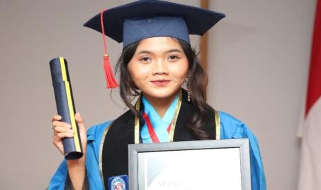 Acara Wisuda ke-60 yang penuh kemeriahan diselenggarakan pada hari Selasa, 3 Desember 2024, di BSI Convention Center, BSI Square Kaliabang, Bekasi.