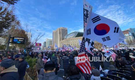 Suasana demonstrasi menentang darurat militer di City Hall, Seoul, Korea Selatan, Sabtu (7/12/2024).