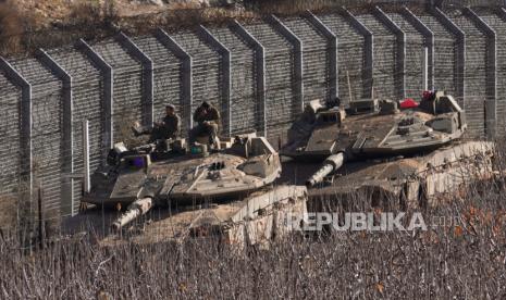 Tentara Israel di atas tank di sepanjang Jalur Alpha yang memisahkan Dataran Tinggi Golan yang dianeksasi Israel dari Suriah, di kota Majdal Shams, Senin, 9 Desember 2024.