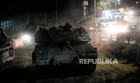 Tank Israel di sepanjang Jalur Alpha yang memisahkan Dataran Tinggi Golan yang dianeksasi Israel dari Suriah, di kota Majdal Shams, Senin, 9 Desember 2024.