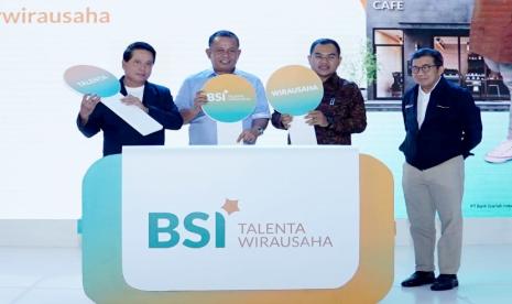 Kick Off Talenta Wirausaha BSI diresmikan oleh Direktur Utama PT Bank Syariah Indonesia Tbk (BSI) Hery Gunardi (kiri), Wakil Menteri UMKM RI Helvi Moraza (dua dari kiri), Deputi Bidang Sumber Daya Manusia, Teknologi dan Informasi Kementerian BUMN RI Tedi Bharata (tiga dari kiri) dan Komisaris Utama BSI Muliaman D. Hadad (paling kanan).