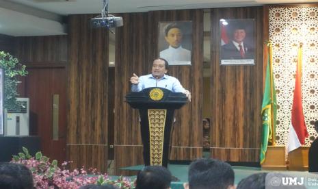 Rektor UMJ Prof. Dr. Mamun Murod, M.Si., menyampaikan keynote speech pada Seminar Nasional di Auditorium Kasman Singodimedjo, Rabu (11/12/2024).