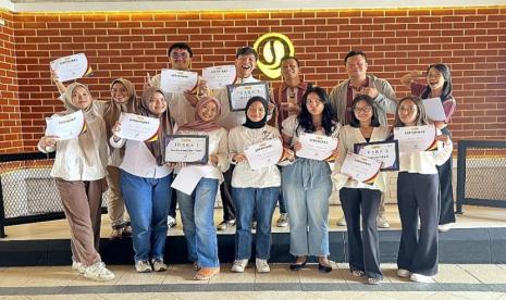 Kebanggaan menggelora kini dirasakan civitas akademika Cyber University setelah tim The Blustery Girls yang beranggotakan tiga mahasiswi dari Prodi Bisnis Digital, meraih Juara 1 di ajang Indomaret-Yummy Choice Business Case Competition.