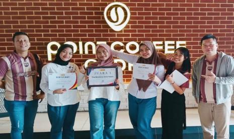 The Blustery Girls yang terdiri dari tiga mahasiswi Cyber University Prodi Bisnis Digital, Dhiya Nada Adinda, Roziana Ghani, dan Putri Haniya Arifa Andani, baru saja mengukir prestasi gemilang dengan meraih Juara 1 pada ajang Indomaret-Yummy Choice Business Case Competition tingkat nasional yang telah resmi diumumkan pada, Ahad (8/12/2024) lalu, di kantor pusat Indomaret, Menara Indomaret PIK.