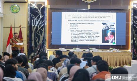 Hakim Agung Mahkamah Agung RI Dr. H. Yodi Martono Wahyunadi, SH., MH., saat menyampaikan keynote speech dalam Seminar Nasional bertajuk Penyalahgunaan Wewenang: Perspektif Hukum Administrasi Negara, Hukum Pidana, dan Kriminologi, di Auditorium dr. Syafri Guricci, Kamis (12/12/2024). 