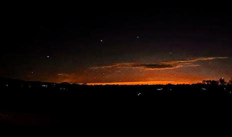 Langit malam dan titik cahaya drone misterius di dekat Lebanon Township, New Jersey, pada Kamis, 5 Desember 2024. 