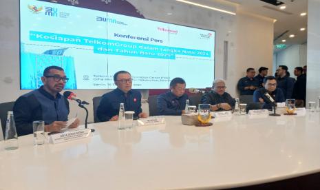 Staf Khusus Menteri BUMN Arya Sinulingga bersama jajaran pimpinan Telkom Group saat konferensi pers terkait kesiapan Telkom Group dalam Natal 2024 dan tahun baru 2025 di Telkom Integrated Operation Center (TIOC), Gedung Grha Merah Putih, The Telkom Hub, Jakarta, Senin (16/12/2024).