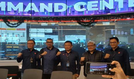 Staf Khusus Menteri BUMN Arya Sinulingga bersama jajaran pimpinan Telkom Group saat konferensi pers terkait kesiapan Telkom Group dalam Natal 2024 dan tahun baru 2025 di Telkom Integrated Operation Center (TIOC), Gedung Grha Merah Putih, The Telkom Hub, Jakarta, Senin (16/12/2024).