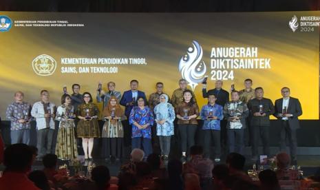 Universitas BSI (Bina Sarana Informatika) kembali menunjukkan keunggulannya di kancah pendidikan tinggi dengan meraih dua penghargaan bergengsi dalam acara Anugerah Diktisaintek 2024. 