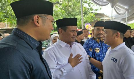 Menteri Pertanian Andi Amran Sulaiman menunjukkan sikap empati dan kedekatan antarpejabat dengan menyempatkan diri melayat ke kediaman Menteri Sekretaris Negara (Mensesneg) Prasetyo Hadi di Ngawi, Jawa Timur.