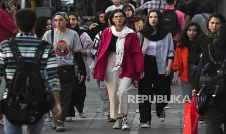 Wanita Iran, beberapa tanpa mengenakan jilbab wajib, berjalan di pusat kota Teheran, Iran, Sabtu, 9 September 2023.