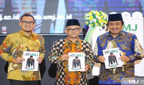 Wakil Walikota Terpilih Kota Tangerang Pilar Saga Ichsan, S.T., M.Ars., Mentri Pendidikan Dasar dan Menengah Republik Indonesia sekaligus Ketua Badan Pembina Harian UMJ Prof. Dr. Abdul Mu’ti, M.Ed. dan Rektor UMJ, Prof. Dr. Ma’mun Murod, MSi. (kiri ke kanan) berfoto bersama launching majalah On UMJ di Auditorium KH.A. Azhar Basyir, Gedung Cendikia UMJ, Rabu (18/12/2024). 