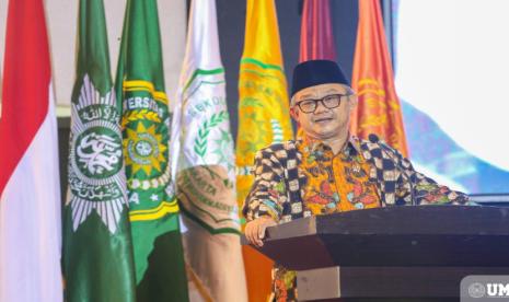 Menteri Pendidikan Dasar dan Menengah Republik Indonesia sekaligus Ketua Badan Pembina Harian UMJ Prof Dr Abdul Mu’ti, MEd, menyampaikan ceramah pada acara Puncak Milad UMJ ke-69 di Auditorium KH A Azhar Basyir, Gedung Cendikia UMJ, Rabu (18/12/2024).