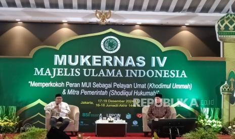 SOE Minister Erick Thohir (right) while attending Mukernas IV of the Indonesian Ulema Assembly (MUI) in Jakarta, Tuesday (17/12/2024).