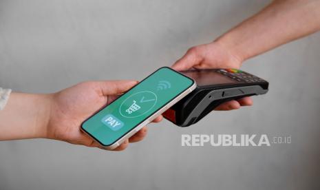 Pembayaran dengan fitur NFC. Bank Indonesia menguji coba pembayaran QRIS menggunakan Tap NFC.