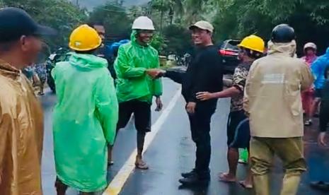 Menteri Pertanian (Mentan) Andi Amran Sulaiman melakukan perjalanan darat meninjau lokasi pertanian terdampak longsor dan banjir di Bone, Sulawesi Selatan, Sabtu (21/12/2024). 