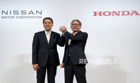 Makoto Uchida (kiri), Presiden dan Chief Executive Officer (CEO) Nissan Motor Co., Ltd., dan Toshihiro Mibe, Presiden dan Chief Executive Officer (CEO) Honda Motor Co., Ltd., berpose untuk media selama konferensi gabungan di Tokyo, Jepang, 01 Agustus 2024, yang mengumumkan bahwa kedua perusahaan telah sepakat untuk melakukan penelitian bersama dalam teknologi dasar untuk kendaraan berbasis perangkat lunak (SDV) generasi mendatang.