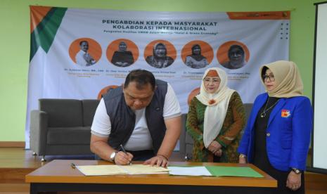 Penandatanganan Implementation Agreement (IA) antara Fikom Unisba dengan  Dinas Koperasi dan UMKM Kab Bandung terkait penyelenggaraan pelatihan  “Penguatan Kualitas UMKM dalam Menuju “Halal & Green Economy”.    