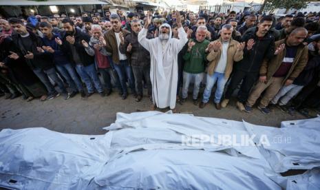 Warga Palestina mendoakan jenazah para korban serangan Israel di sebuah rumah pada Sabtu malam sebelum pemakaman di luar Rumah Sakit Martir Al-Aqsa di Deir al-Balah Ahad , 22 Desember 2024.