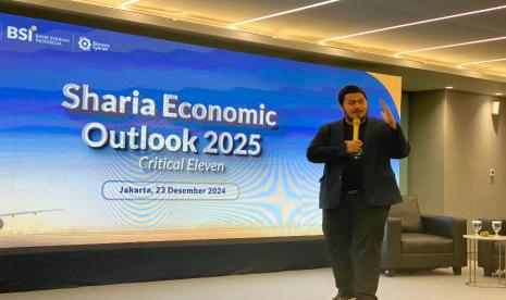 Chief of Economist BSI Banjaran Surya Indrastomo during Sharia Economic Outlook 2025 event at BSI The Tower Building, Monday (23/12/2024).