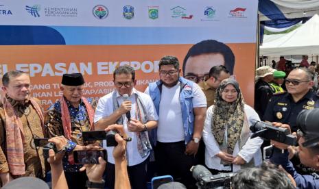 Kepala Kantor Bea Cukai Malang, Gunawan Tri Wibowo, mendampingi Menteri Perdagangan Republik Indonesia, Budi Santoso, melepas keberangkatan ekspor 260 kilogram produk pangan milik PT Bafain Haridra Indonesia ke negara Belanda. 