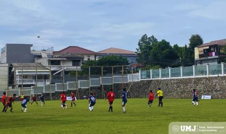 Peserta Piala Rektor & Ikalum UMJ sedang bertanding pada Senin (23/12) di Stadion Sepak Bola UMJ.