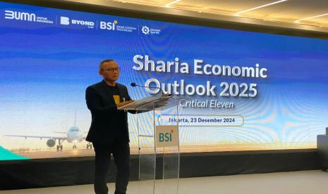 Direktur Treasury & International Banking BSI Ari Rizaldi dalam acara Sharia Economic Outlook 2025 di Gedung BSI The Tower, Senin (23/12/2024).