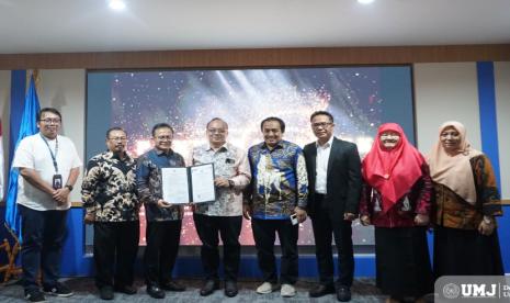 Dua dosen Universitas Muhammadiyah Jakarta (UMJ) menerima Surat Keputusan Kenaikan Jabatan Akademik Dosen sebagai Guru Besar dari Lembaga Layanan Pendidikan Tinggi (LLDIKTI) Wilayah III, di Auditorium KH Ahmad Dahlan, Gedung LLDIKTI III, Senin (23/12/2024).