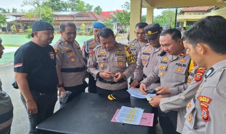 Polres Indramayu melaksanakan pemeriksaan menyeluruh terhadap seluruh senjata api (senpi) dinas yang digunakan oleh personel di Mako Polres Indramayu, Jawa Barat, Senin (23/12/2024).