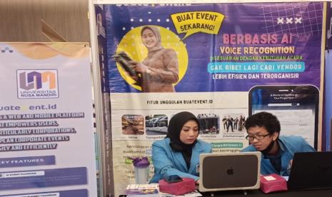 Tim mahasiswa magister Ilmu Komputer, sub-course technopreneurship dari Universitas Nusa Mandiri (UNM), berhasil memukau pengunjung Innovation Festival dalam rangkaian acara Job and Internship Fair (JIF). 