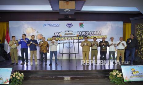 Pelindo melalui Subholding Pelindo Multi Terminal (SPMT) menggandeng Dewan Keselamatan dan Kesehatan Kerja (DK3) Provinsi Jawa Timur dan Asosiasi Perusahaan Bongkar Muat Indonesia (APBMI) menggelar peningkatan awareness K3 bagi Perusahaan Bongkar Muat (PBM) di wilayah kerja Pelabuhan Tanjung Perak Surabaya pada Selasa (24/12).