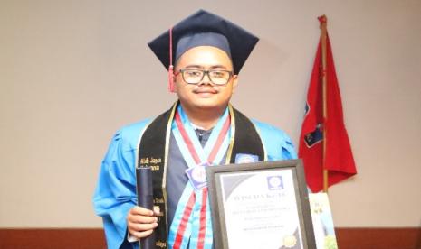 Wisudawan terbaik Program Studi D3 Sistem Informasi dari Universitas Bina Sarana Informatika (UBSI) Aldi Jaya Mulyana sukses menggabungkan akademik dengan karier, bahkan sebelum lulus.