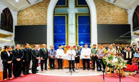 Menko Polkam didampingi oleh Panglima TNI Jenderal Agus Subiyanto dan Kapolri Jenderal Pol Listyo Sigit Prabowo meninjau kesiapan Natal di GKI Samanhudi dan Gereka Imanuel.