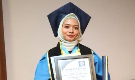 Shalma Lestari Arum, mahasiswi asal Solo yang baru saja menyelesaikan studinya di Program Studi D3 Bahasa Inggris di UBSI Kampus Margonda. 