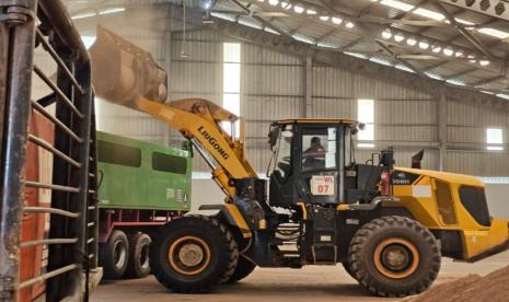 Bea Cukai Nanga Badau kembali mencatat pelepasan ekspor produk turunan kelapa sawit berupa bungkil (palm kernel expeller) ke Kuching, Sarawak, Malaysia.