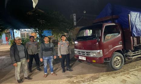 Truk pengangkut ribuan botol minuman keras jenis ciu diamankan Polres Indramayu jelang pergantian tahun.